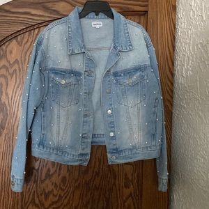 Soft stretchy denim jacket with pearls.